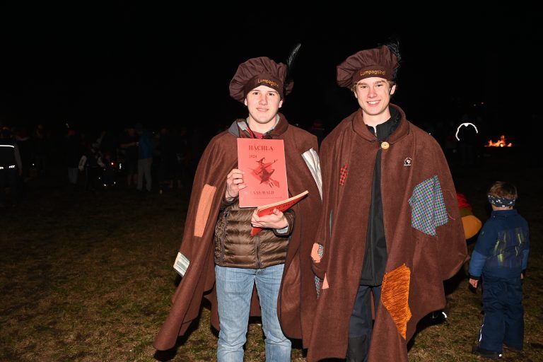 Thomas Burtscher und Tobias Radke verkauften auf dem Funkenplatz die Hächla.
