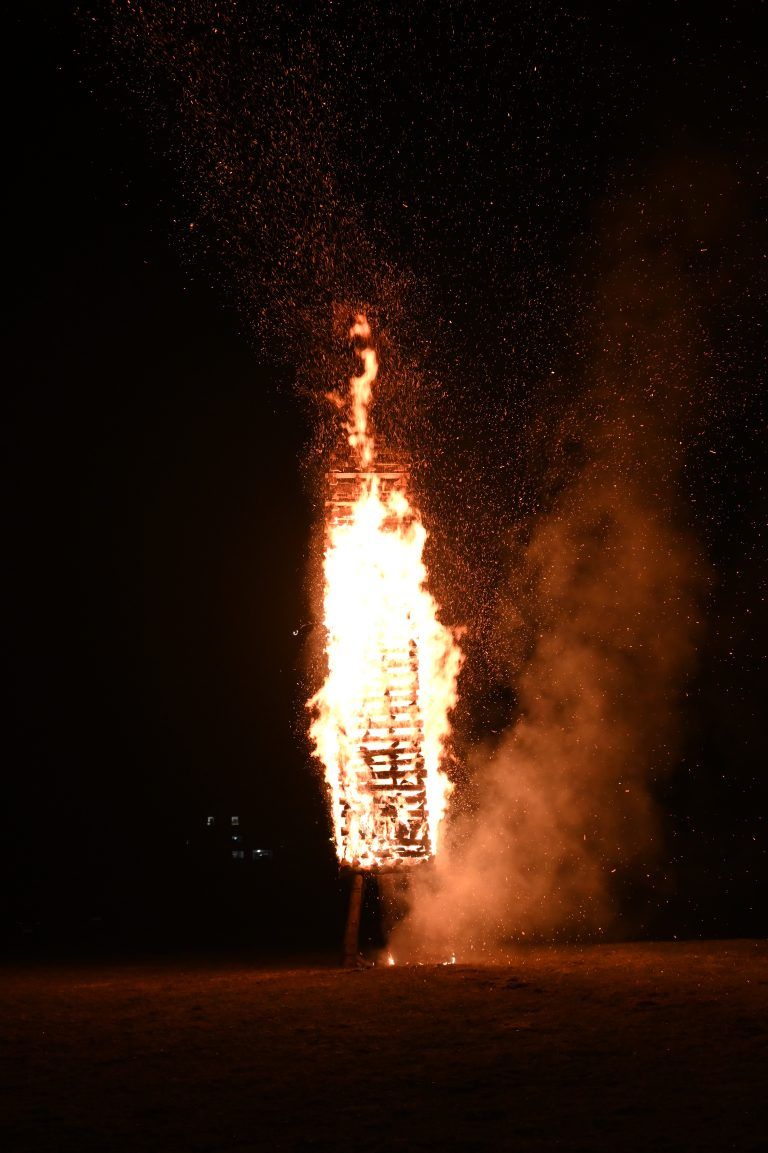 Der Dalaaser Funken, aus Holzscheitern gebaut, brannte lichterloh.