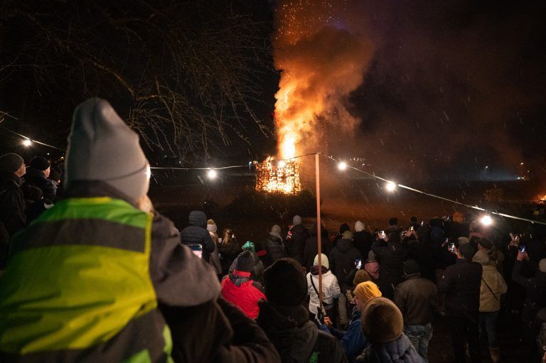 Der Funken beendet die Fasnacht und auch ein bisschen den Winter, ob nun mit oder ohne Hexe. <span class="copyright">VN/Serra</span>
