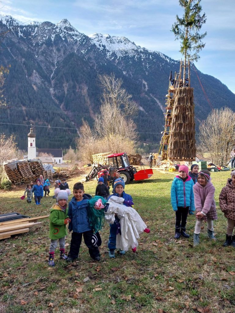 Die Innerbrazer Kindergartenkinder trugen voller Stolz die Hexe für den Kinderfunken zum Funkenplatz.