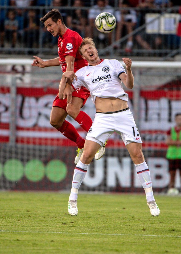 In dieser Szene übersprang Manuel Sutter den Nationalspieler Martin Hinteregger sogar. <span class="copyright">GEPA pictures/Oliver Lerch</span>