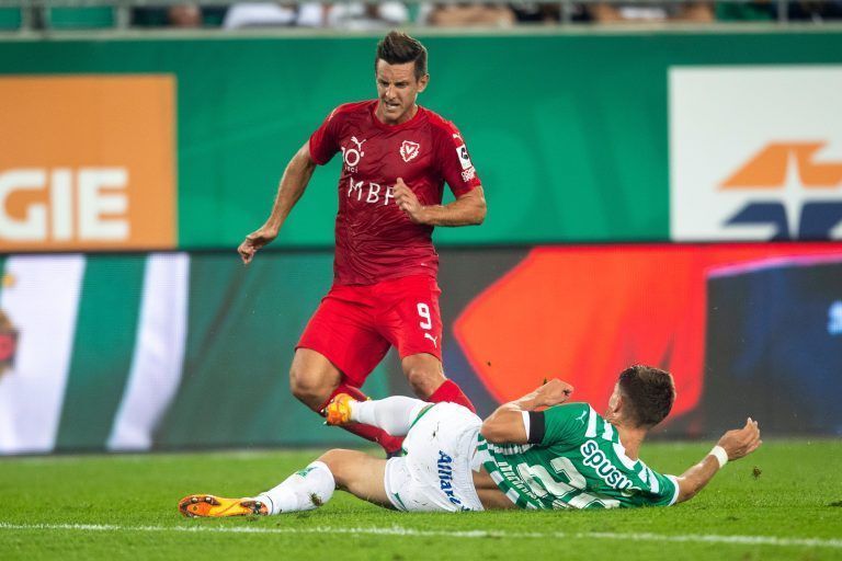 2022 kickte der FC Vaduz um Manuel Sutter Rapid Wien aus dem Europacup und zog in die Gruppenphase ein. <span class="copyright">GEPA pictures/Philipp Brem</span>