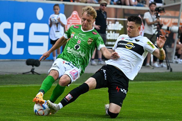 Amir Abdijanovic spielt nicht mehr gegen die Austria Lustenau (im Bild links Fabian Gmeiner), seine Gegner mit Horn heißen nun SW Bregenz und FC Dornbirn. <span class="copyright">gepa</span>