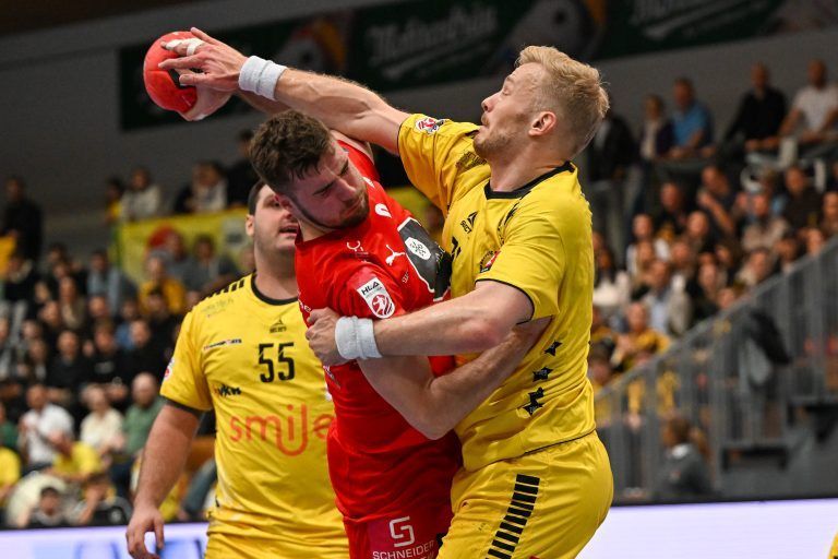 Gelungene Abwehraktion von Andi Schröder gegen Krems-Linkshänder Tim Rozman. <span class="copyright">GEPA</span>