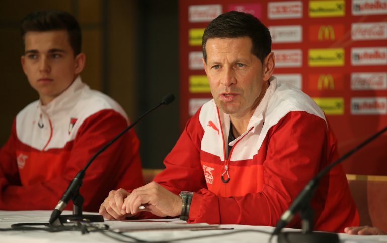 Valentino Müller bei der U17-Europameisterschaft mit Trainer Andreas Heraf. <span class="copyright">Gepa</span>