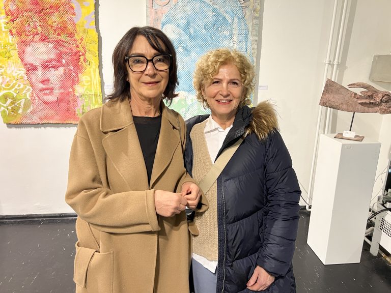 Gabi Florus und Sabine Rottmann auf Kunstrundgang.