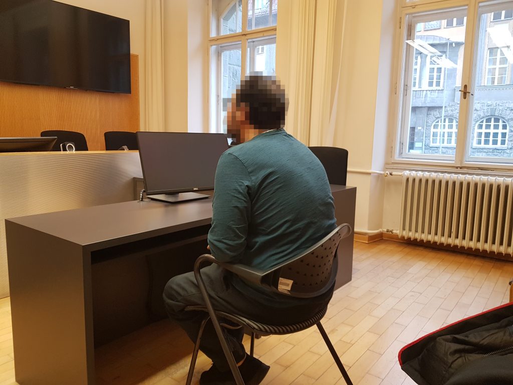 Schwerkranker freut sich am Gericht über Freispruch