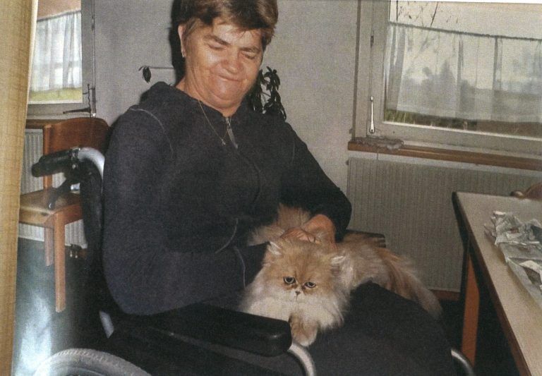 Helga mit ihrem geliebten Kater Schnupi.