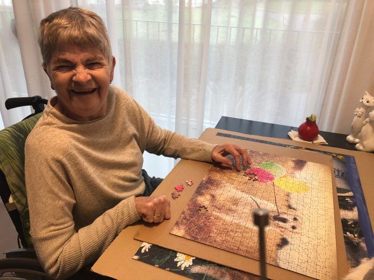 Helga Fink macht gerne Puzzles.