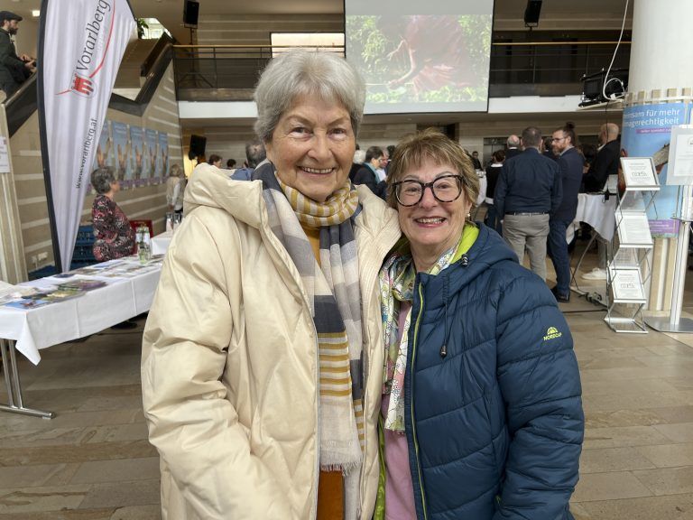 Hildegard Breiner und Gudrun Hämmerle kamen ins Landhaus.