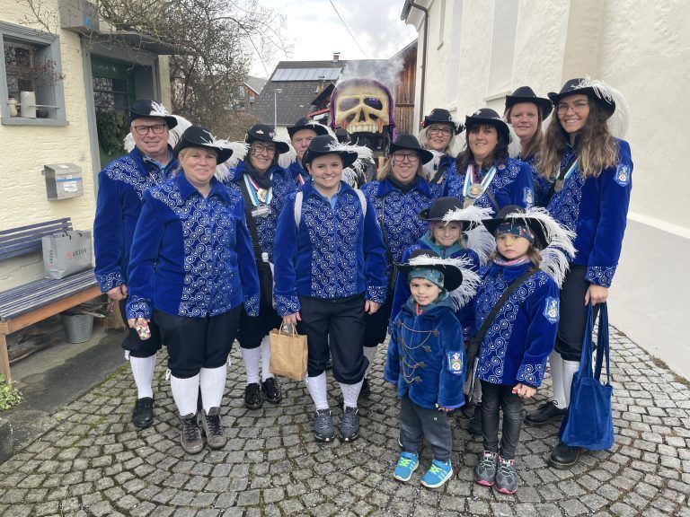 Auch die Ramschwager Burgnarren aus Nenzing waren in Röns mit dabei.