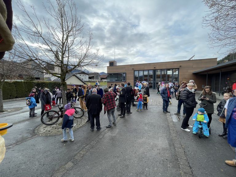 Am Platz vor dem Schulhaus in Röns ging nach dem Umzug die Post ab.