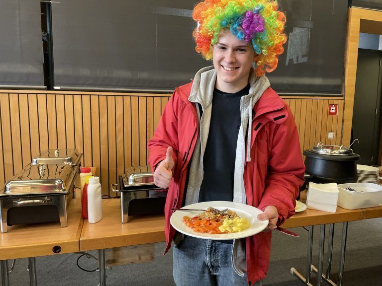 Auch dieser Clown freute sich bereits auf den Leckerbissen.