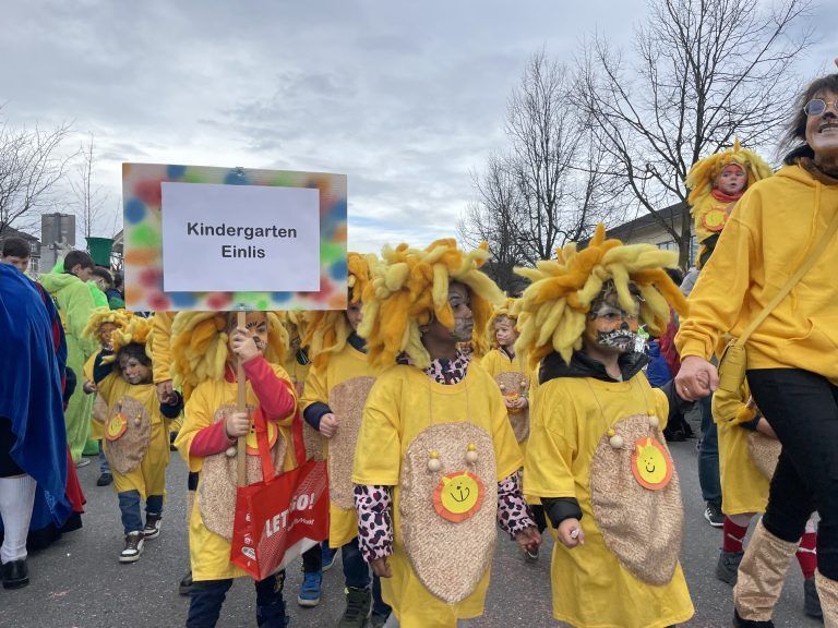 Der Kindergarten Einlis kam als Löwentruppe.