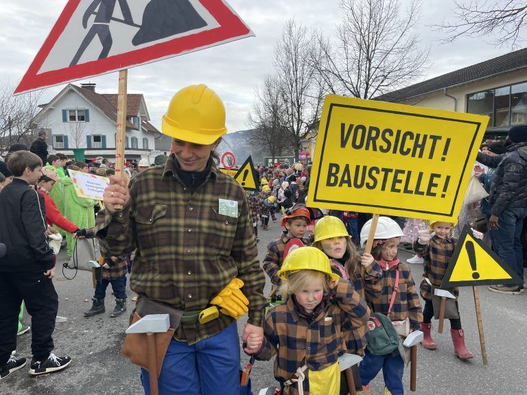 "Vorsicht Baustelle" hieß es bei dieser vorwiegenden jungen Gruppe.