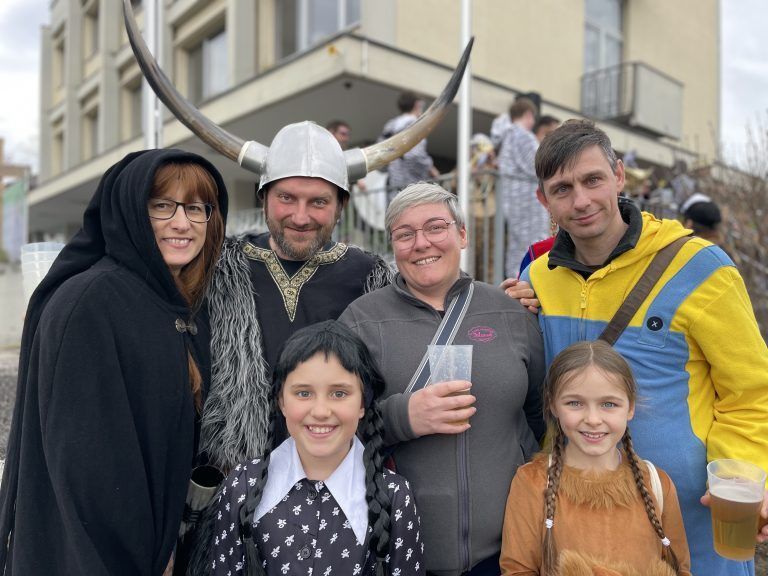 Manuela und Andreas "Kreini" Kreiner mit Andrea und Markus "Mäx" Münsch und den Kindern Maria und Liara.