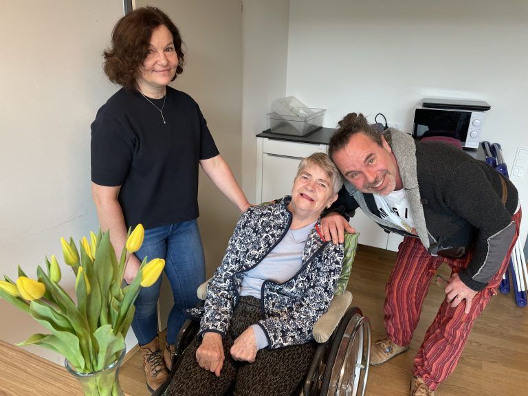 Helga Fink (Mitte) mit ihrer Betreuerin Dolores Nussbaumer und ihrem ehemaligen Betreuer Danilo Lemp.