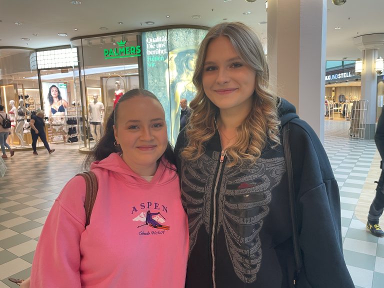 Linnea (16 Jahre) und Romy (17 Jahre).