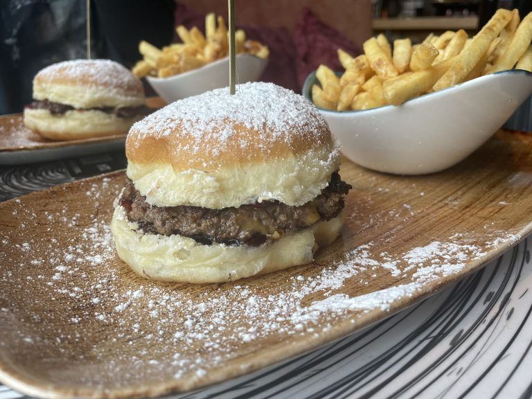 Der Krapfenburger kostet 5,90 Euro. <span class="copyright">VN/MMH</span>
