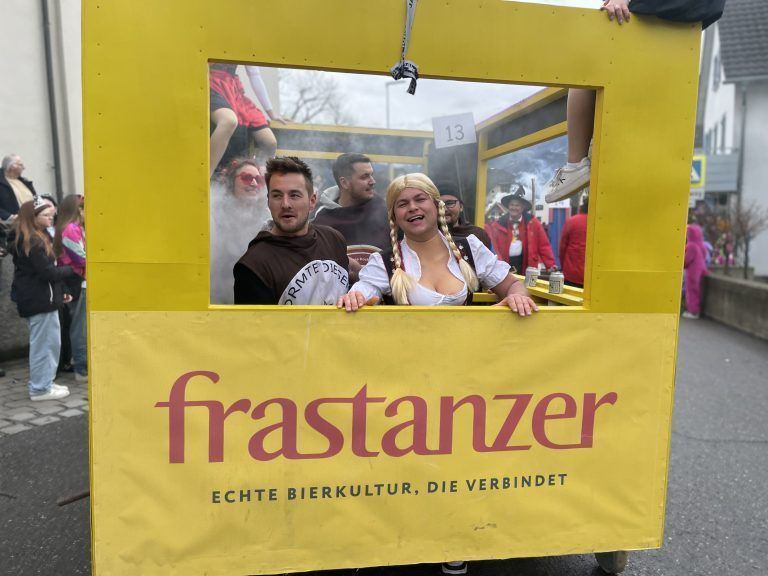 Auch eine Kiste Frastanzer schmückte den Umzug.