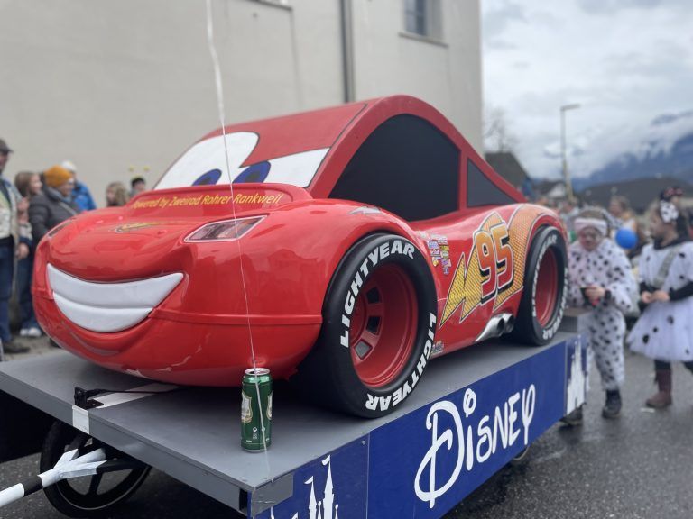 Auch "Lightning McQueen" war beim Umzug mit dabei ...