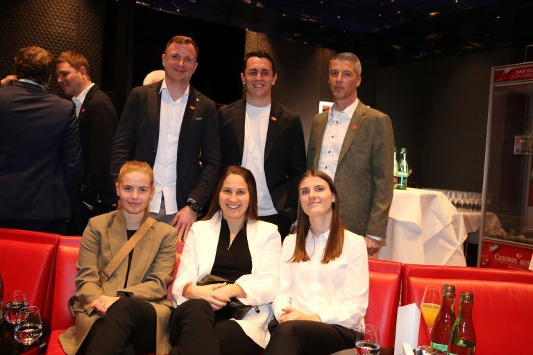 Maria Olsen, Sabrina Horvat, Anna Bereuter, Hinten: Tobias Thies, Oliver Jakob und Bernhard Summer.