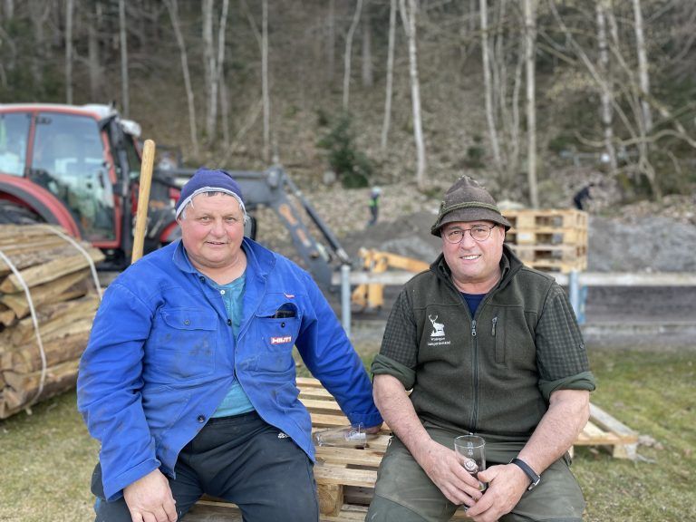 Rudi Mock sen. und Luis, der Jäger vom Gebiet rund um den Sturnabühel, beobachteten das Geschehen beim Funkenbau ganz genau.