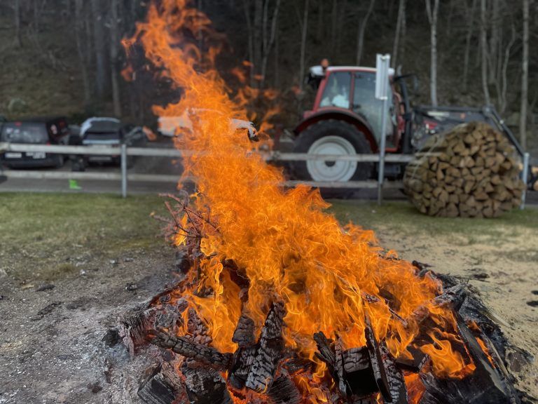 Ein wärmendes Feuer durfte beim Funkenbauen natürlich nicht fehlen.
