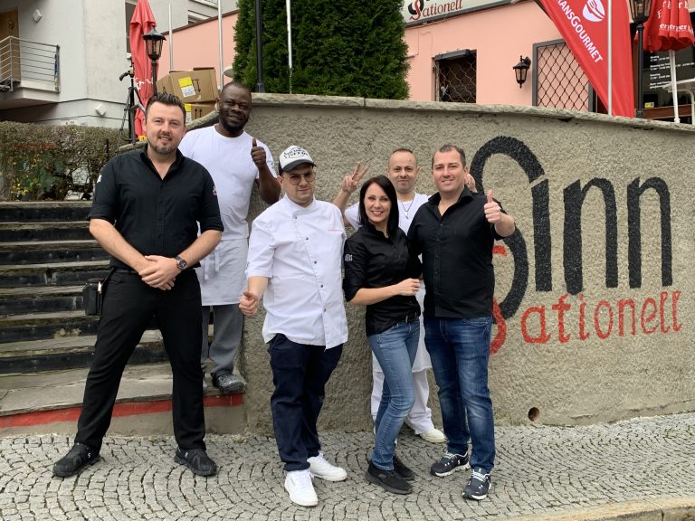 Mario Sinn (r.) und sein Team vor dem Sinnsationell. <span class="copyright">Dünser</span>