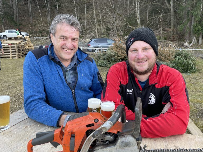 Robert Hartmann und Thomas Erath durften nach getaner Arbeit wohlverdient ein Bier genießen.