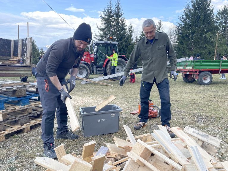 Mark Burtscher und Hermann "Lolo" Loretz waren für das Liefern des Füllmaterials verantwortlich.
