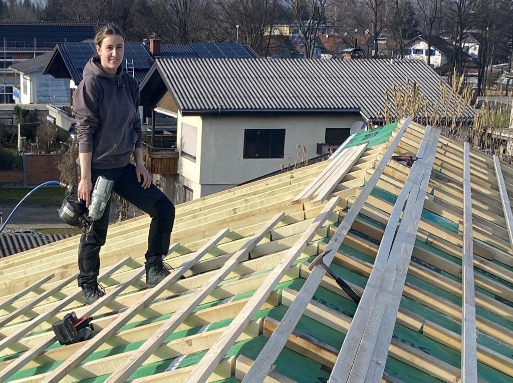 Eine junge Frau auf dem Bau