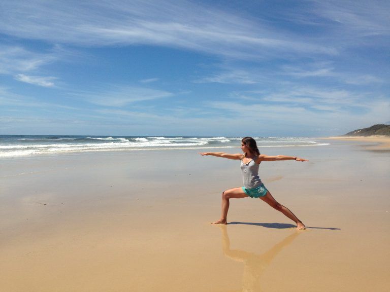 Yogaübungen am menschenleeren Strand. Isabell ist ausgebildete Yogalehrerin. 