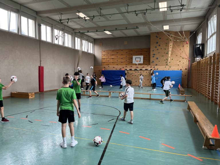 Zum Aufwärmen jonglierten die Kinder den Ball mit den Füßen. <span class="copyright">VN/Plesch</span>