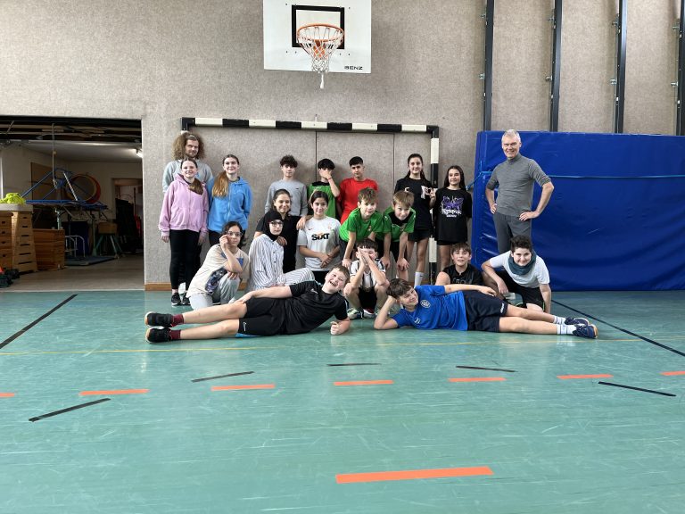 Mit viel Spaß und Engagement absolvierte die Klasse die Stunden in der Turnhalle. <span class="copyright">VN/Plesch</span>