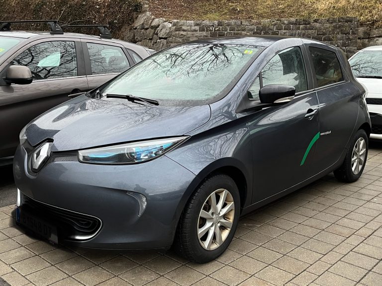 Mit seinem Renault Zoe schafft er über 90 Prozent der anfallenden Strecken mit einer Ladung. <span class="copyright">VN/Plesch</span>