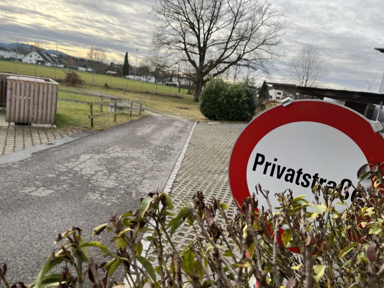 Diese rund 15 Meter Privatstraße stehen dem Glück im Weg. <span class="copyright">VN/Plesch</span>