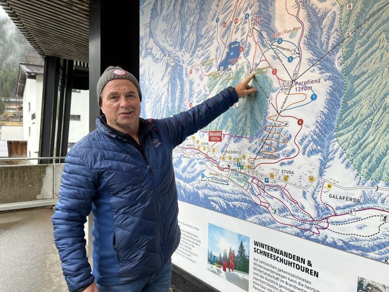 Hier oben fühlt Hans Dunst sich wohl, da liegt die Hütte des WSV Nofels. <span class="copyright">VN/Plesch</span>