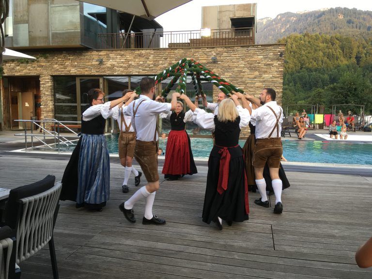 Die Trachtengruppe Bludenz hat zu wenige Mitglieder, als dass sie auftreten könnten. Früher wurden sie viel von Reisegesellschaften gebucht und traten in Hotels auf. <span class="copyright">Verein </span>