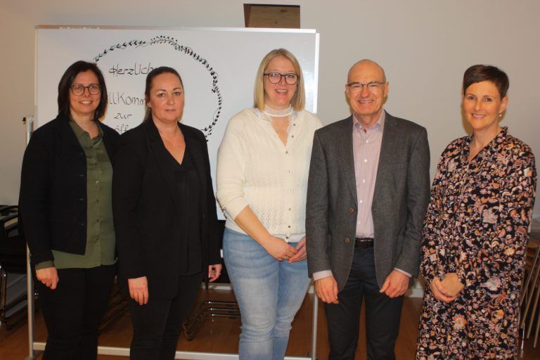 Bürgermeisterin Katharina Wöß-Krall, Mohi Rankweil Leiterin Daniela Kessler, Mohi Mitarbeiterin Barbara Ströhle, Krankenpflegeverein Rankweil Obmann Siegfried Hartmann und Mohi Stellvertreterin Petra Summer feierten die Eröffnung der neuen Räumlichkeiten im Fuchshaus. <span class="copyright">VN-TK</span>
