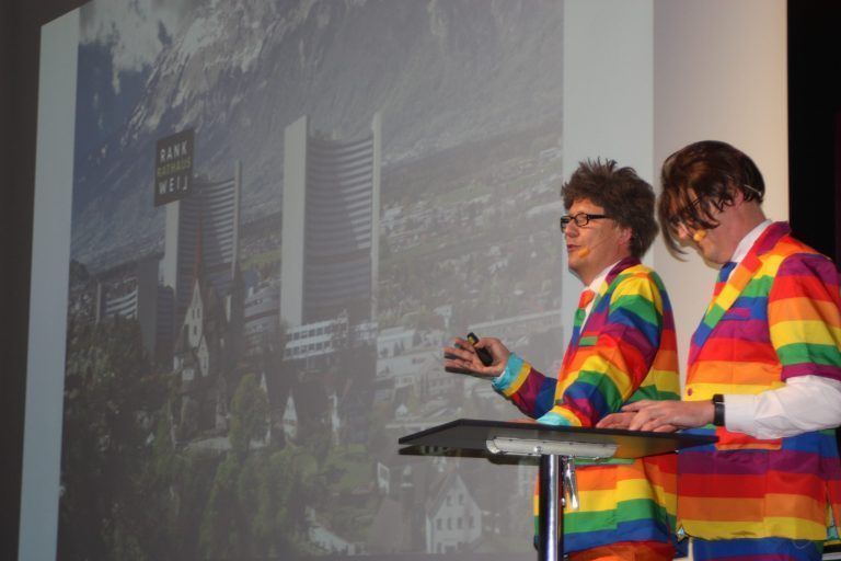 Das Hobby-Schauspieler-Duo Harald Keckeis und Martin Salzmann erklärt uns wie Rankweil 2074 aussehen wird. Die Uni-City von Wien wird zum Rankweiler Rathaus. <span class="copyright">VN-TK</span>