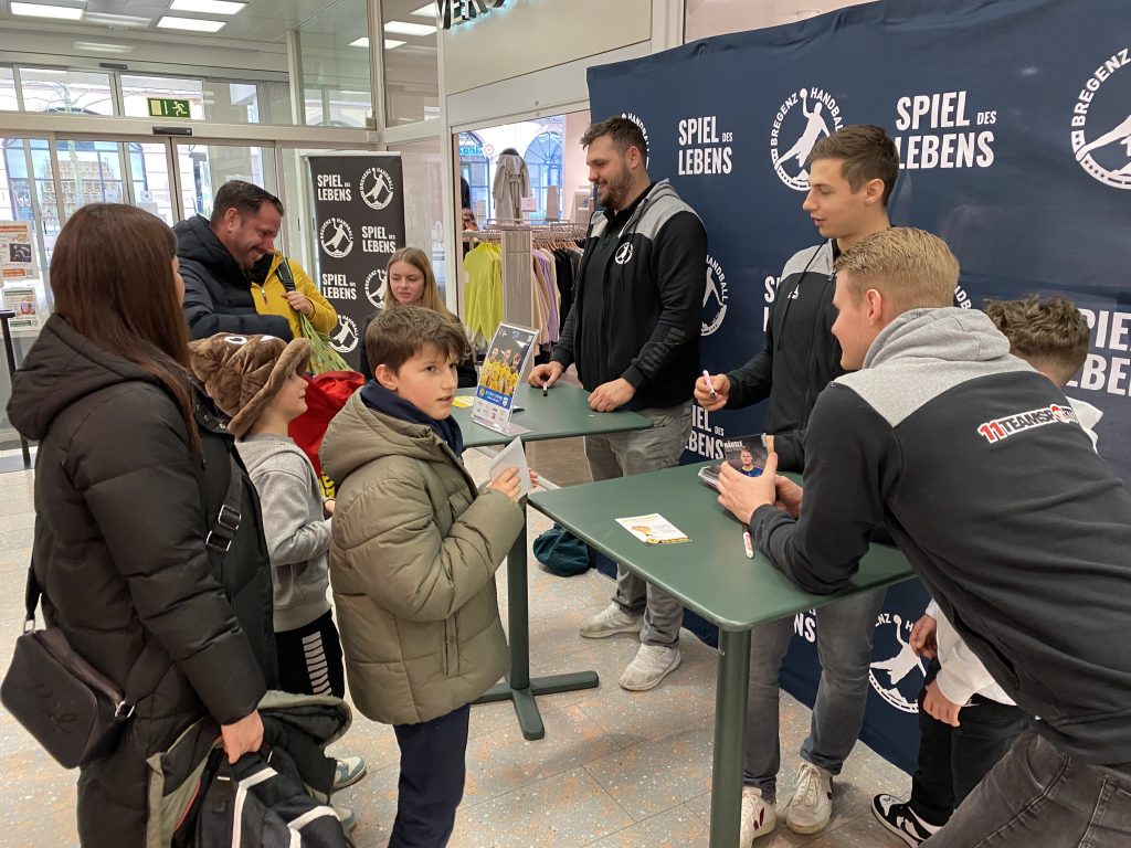 Die Bregenzer Handballstars im Fankontakt