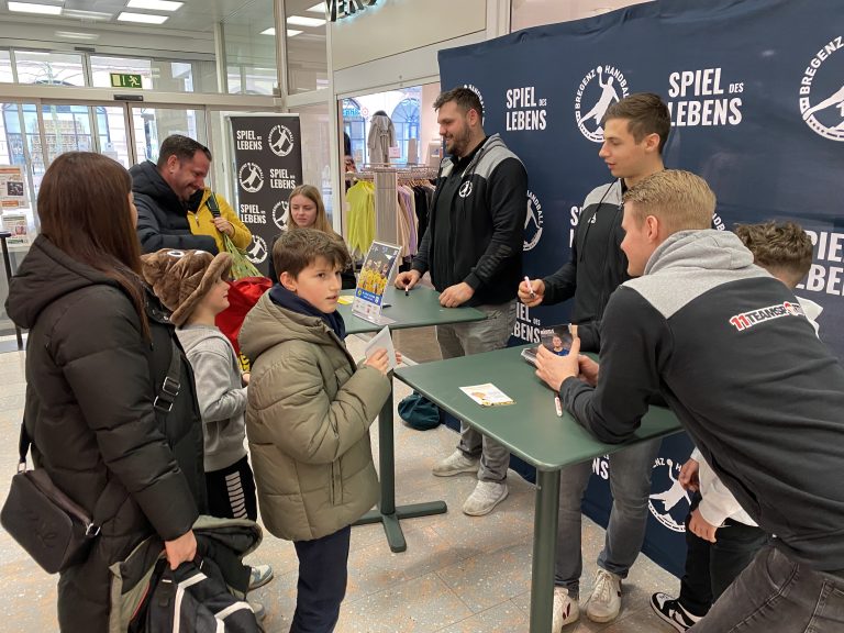Die Autogrammstunde lockte nicht nur den Handballnachwuchs ins GWL.<span class="copyright"> VN/Rauch</span>