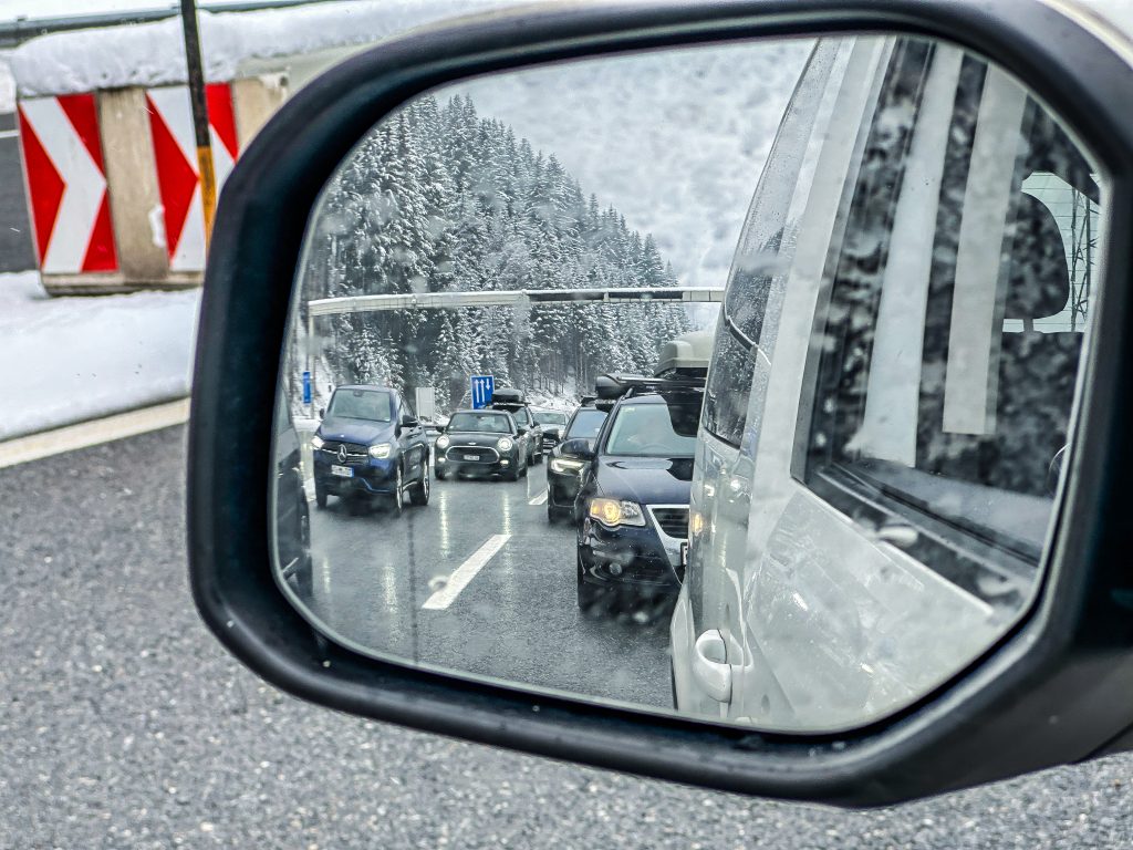 Kilometerlange Staus auf Zufahrten zu Skigebieten