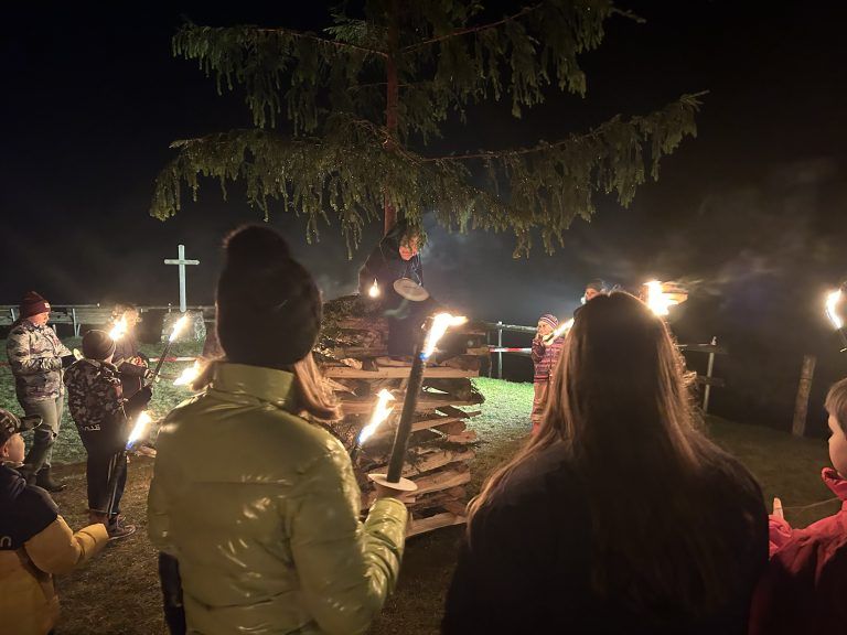 Sobald der Fackelzug beim Sturnabühel ankommt, wird der Kinderfunken entzündet.