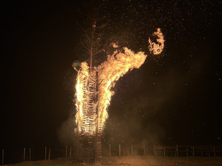Funkenhexe "Grummelline" verabschiedete sich mit einer beeindruckenden Explosion, die man sicher bis ins Tal hörte.