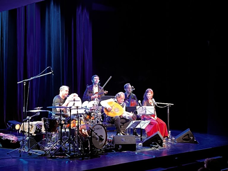 Rabih Abou-Khalil und Elina Duni mit den Musikern Mateusz Smoczynski, Krzysztof Lenczowski sowie Jarrod Cagwin. <span class="copyright"> andreas marte</span>