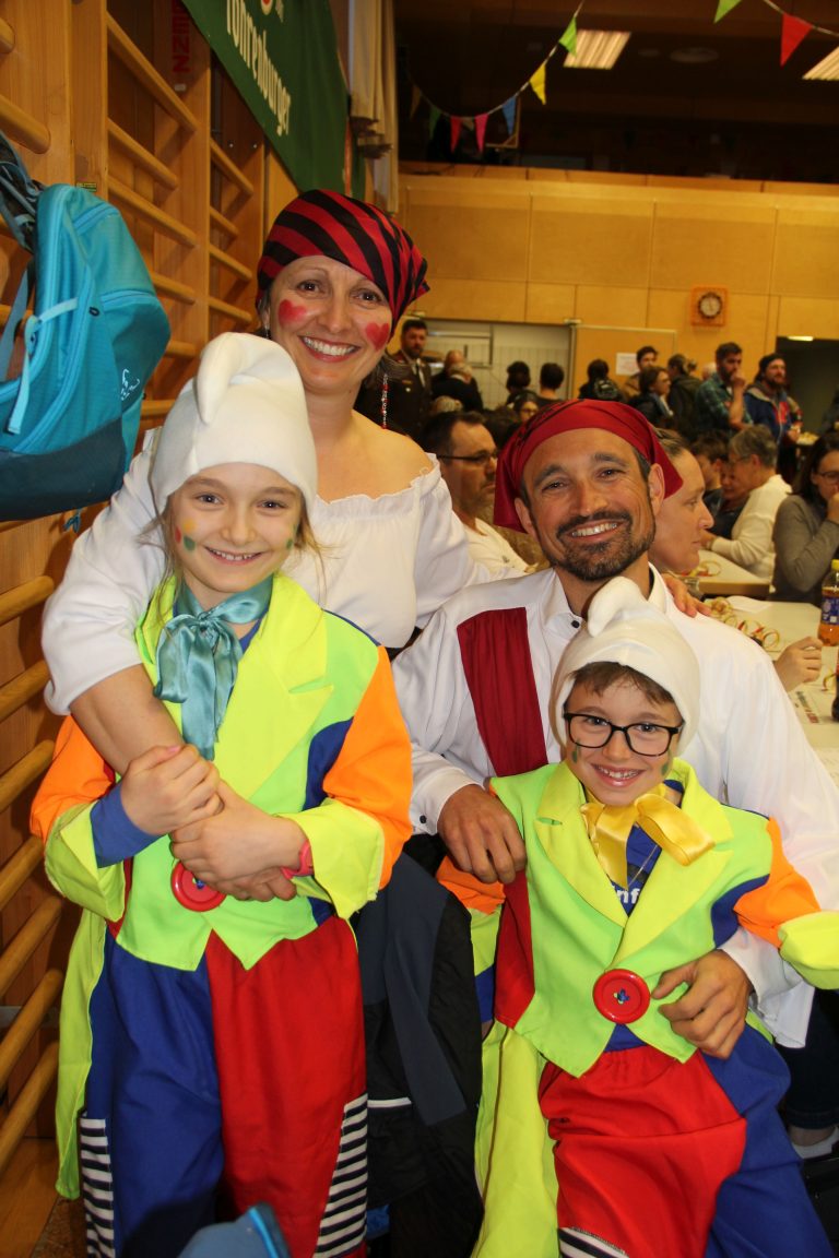 Familie Schneider genoss die gute Stimmung im Gemeindesaal in St. Gallenkirch.