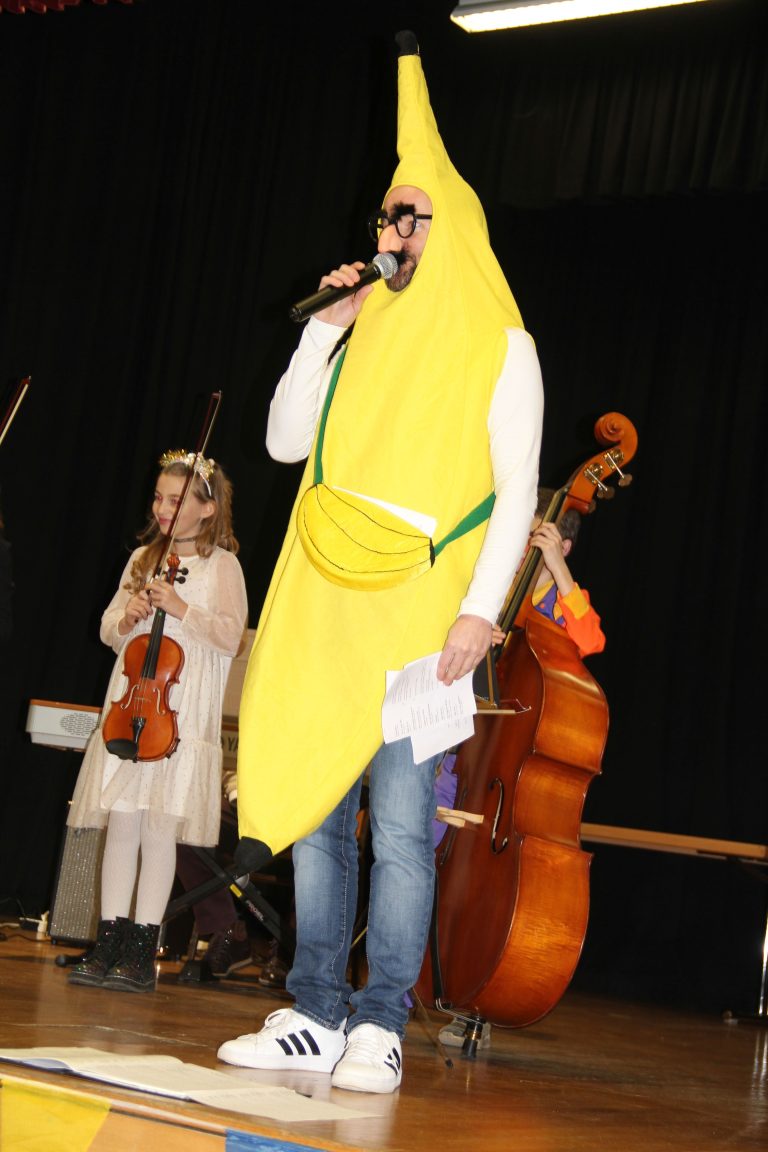 Der Musikschuldirektor in seinem Bananenkostüm.