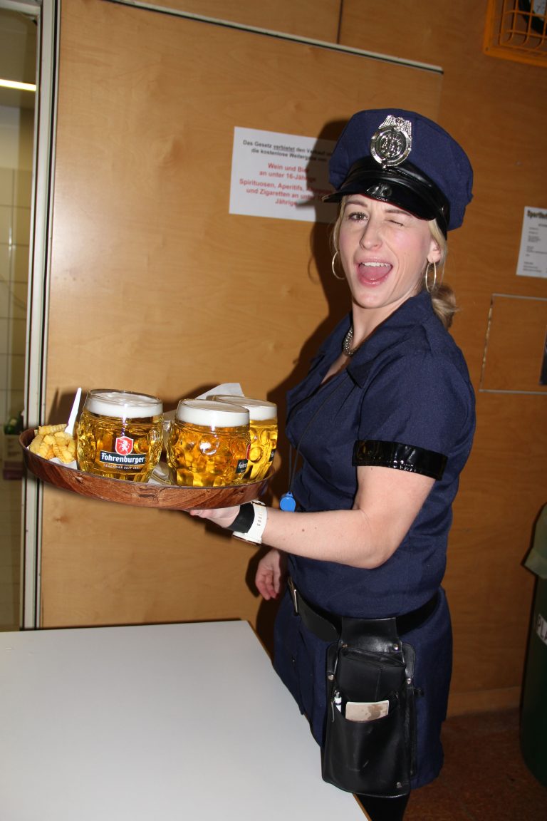 Polizistin Iris sorgte für das leibliche Wohl der Gäste.